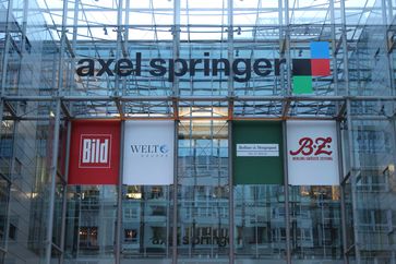 Das Axel Springer Gebäude und Logo in Berlin.