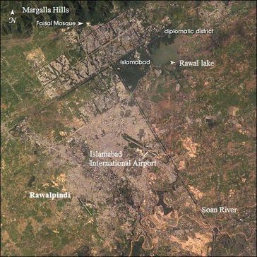 Islamabad und Rawalpindi aus der Luft; die Einteilung in Sektoren ist gut zu erkennen.