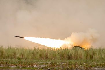 Archivbild: Das Mehrfachraketenwerfersystem vom Typ HIMARS im Einsatz Bild: ZUMA Press / Legion-media.ru