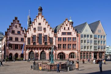 Römer (Rathaus) am Römerberg mit Justitia-Brunnen, März 2011