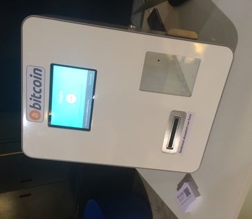 Bitcoin-Geldautomat. Mit Bargeld können Bitcoins gezogen werden, die unmittelbar auf ein Wallet (via QR-Code) überwiesen werden.