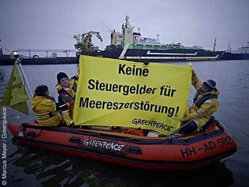 Greenpeace-Aktivisten protestieren mit einem Banner am Trawler "Jan Maria" gegen Subventionen für Überfischung Bild: © Marcus Meyer / Greenpeace