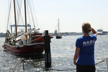 NABU-Mitarbeiterin vor Segelschiff Ryvar