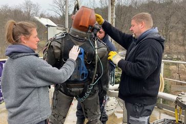 Industrietaucher wie Siegfried Richter und sein Team reinigen die Faultürme von Ablagerungen und Verstopfungen.  Bild: ZDF Fotograf: ZDF/Nina Suweis/Autorenkombinat