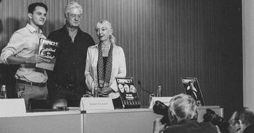 Nach Aufhebung des Verbots im Eilverfahren, 14.8.2024: Paul Klemm, Jürgen Elsässer und Dr. Stephanie Elsässer (v.l.n.r.) am 15. August 2025 in der Berliner Bundespressekonferenz.