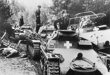 Panzer und Schützenpanzerwagen beim Vormarsch in Polen