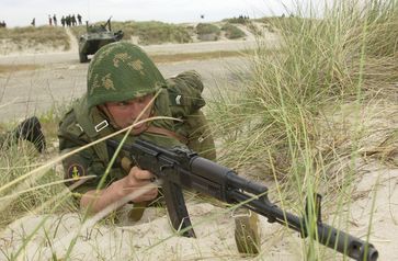 Ein russischer Marineinfanteriesoldat während eines Manövers.
