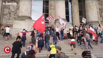 Der "Sturm" auf die Treppen des Reichstages am 29.08.2020: Ganz vorne zu sehen die Flaggen der Türkei, Katalonien, Ukraine und zwei Kaiserreichsflaggen.