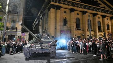 Die versammelten Rostower umzingeln einen Wagner-Panzer vor dem Zirkus-Gebäude am Woroschilowski-Prospekt. Bild: Sputnik / Segrei Piwowarow