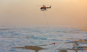 Der EM-Bird zur Eisdickenbestimmung im Einsatz.
Quelle: Foto: Stefan Hendricks, Alfred-Wegener-Institut (idw)