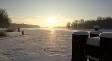 Zugefrohrener See (Symbolbild)