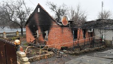 Ein zerstörtes Wohnhaus im Dorf Nikolajewka in der Volksrepublik Donezk.