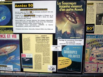 Pinnwand auf einem UFO-Kongress, Frankreich, 2005