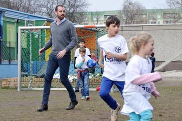 Ex-Fußballnationalspieler Christoph Metzelder beim Kicken mit Berliner Straßenkindern. Bild: "GAZPROM Germania GmbH/DANA MANTHE"