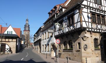 Kallstadt: Hauptstraße mit Salvatorkirche