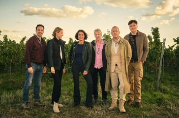 v. li. Kameramann Michael Merkel, Lisa Bitter, Ulrike Folkerts, Regisseurin Esther Wenger, Heino Ferch und Philipp Jacob.SWR/Benoît Linder Bild: SWR - Das Erste Fotograf: SWR/Benoît Linder