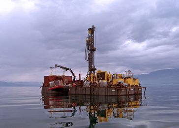 Mehrere Wochen lag die Bohrplattform auf dem Ohridsee, auf der ein internationales Forschungsteam verschiedene Bohrungen und Messungen durchführten.
Quelle: LIAG/T.Grelle (idw)