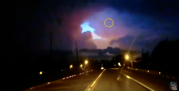 Bild: Screenshot aus dem YouTube-Video ""Out of This World" Portal Appears in Sky during Electrical Storm - Something is Watching It!"