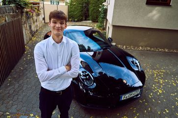 Johannes P. mit seinem 911 im Wert von 160.000 Euro  (2025) Bild: Omaze Fotograf: Omaze