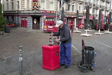 Bruno bessert auf der Reeperbahn St. Pauli mit Flaschensammeln seine klamme Haushaltskasse auf. Bild: "obs/ZDF/Nadja Kölling"