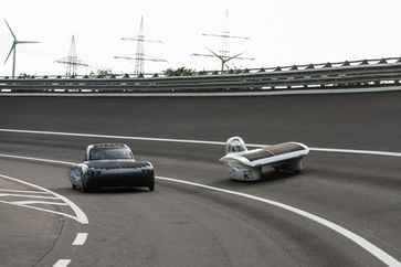 Gemeinsam auf der Ovalbahn der Teststrecke: Der Bochumer thyssenkrupp blue.cruiser (links) und der Aachener Huawai Sonnenwagen. Quelle: Foto: Matthias König, SolarCar-Projekt Hochschule Bochum - Medien Team (idw)