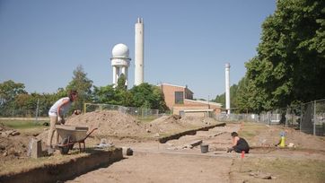 Archäologische Grabungen am ehemaligen Flughafen Tempelhof. Hier standen die Lager der Zwangsarbeiter, die sich für die Rüstungsindustrie schinden mussten. Bild: ZDF und Andreas Bremer