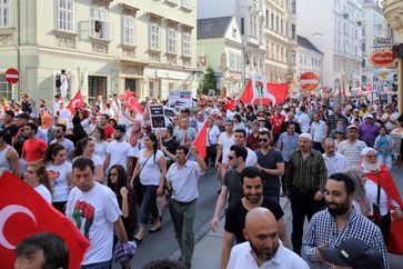 Weitgehend friedliche Großdemonstration mit über 10.000 Teilnehmern gegen die israelische Militäroffensive im Gazastreifen in Wien