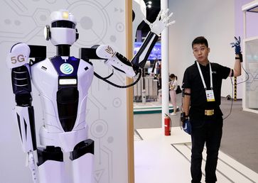 Ein 5g basierender ferngesteuerter Roboter Bild: CGTN/Xinhua