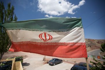 Iranische Flagge in einem Bergdorf