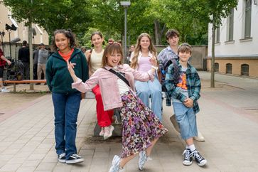 (v.l.n.r.): Muiné Keune (Rolle Johanna), Greta Kasalo (Rolle Sweta), Marina Blanke (Lehrerin Pütz), Rosa Löwe (Rolle Charlotte), Oskar Milles (Rolle Leon), Morris Mayer (Rolle Anton) (2025) Bild: MDR/MadeFor/Steffen Junghans Fotograf: Steffen Junghans