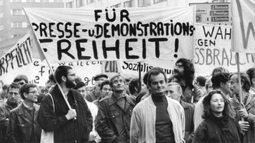 Damals wie heute: Auch in der DDR gingen die Bürger für politische Partizipations- und Pressefreiheit auf die Straße.
