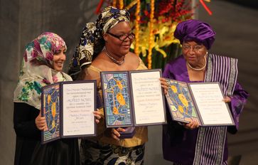 Karman mit Leymah Gbowee und Ellen Johnson Sirleaf bei der Verleihung des Friedensnobelpreises 2011