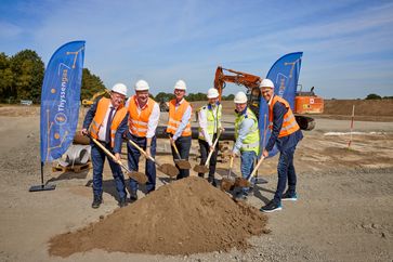 Spatenstich H2-Leitung Vlieghuis-Ochtrup, v.l.n.r.: Reinhold Hilbers, Mitglied des Niedersächsischen Landtags, Albert Stegemann, Mitglied des Deutschen Bundestags, Dr. Thomas Becker, kaufm. Geschäftsführer Thyssengas GmbH, Frank Rathlev, Bereichsleiter Betrieb Thyssengas GmbH, Dennis Quardt, Projektleiter H2-Leitung Vlieghuis-Ochtrup Thyssengas GmbH, Ralf Hilmes, Abteilungsleiter Wirtschaftsförderung Landkreis Grafschaft Bentheim (2025) Bild: Thyssengas GmbH Fotograf: Moritz Brilo