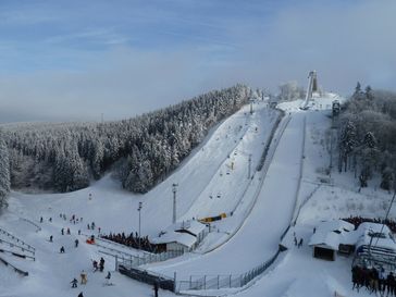 Blick aus Sessellift Quick-Jet am Poppenberg zum Herrloh mit St.-Georg-Schanze, Sessellift und Pisten im Skiliftkarussell Winterberg (Winter)