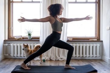 Frau beim Yoga