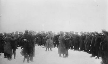 Verbrüderungsszene: Russische und deutsche Soldaten feiern das Ende des Krieges an der Ostfront (1918)