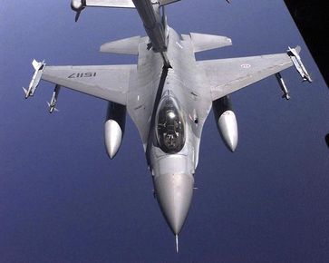 F-16A aus einer KC-10 Extender fotografiert