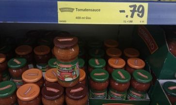 VIER PFOTEN hat die beanstandete Bolognese-Sauce heute bei einer Kontrolle bei LIDL in Hamburg-Altona immer noch im Regal vorgefunden. Bild: VIER PFOTEN