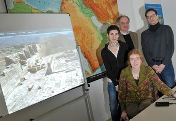 Das Team des neuen Langzeitprojektes zur sabäischen Sprache am Lehrstuhl für Semitische Philologie und Islamwissenschaft der Universität Jena: (v. l.) Doktorandin Mariam Kilargiani, Prof. Dr. Norbert Nebes, Dr. Anne Multhoff und Programmierer Heiko Werwick.
Quelle: Foto: Jan-Peter Kasper/FSU (idw)