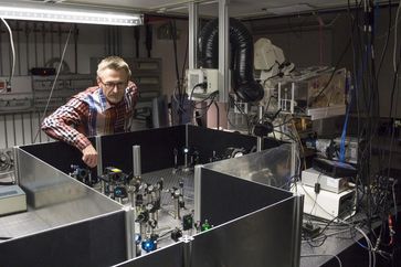 Prof. Gerhard Schütz mit Laser-Strahlengang und Mikroskop
Quelle: TU Wien (idw)