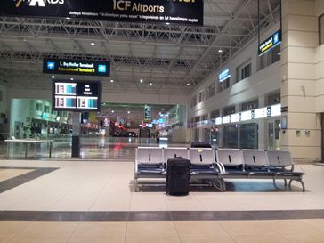 Flughafen Antalya: Blick aus dem Inlandsterminal in das Internationale Terminal 1