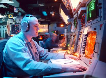 AEGIS-Einsatzzentrale: Combat Information Center (CIC) consoles aboard USS Normandy, 1997.