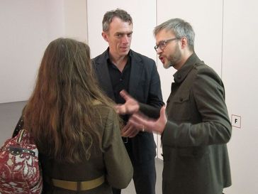 Michael Triegel (re), Neo Rauch und Rosa Loy bei der Finissage zur Triegel-Ausstellung „Verwandlung der Götter“, Leipzig 2011 (Archivbild)