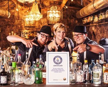 Das Bartender-Team der Kufsteiner Speakeasy-Bar STOLLEN 1930 ist stolz auf die von Guinness amtlich bestätigten Weltrekordmarke. Bild: STOLLEN 1930/sternmanufaktur