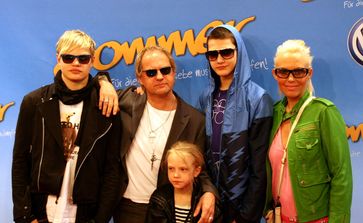 Familie Ochsenknecht bei der Filmpremiere von "Sommer" in München (v.l.): Wilson Gonzalez, Uwe, Cheyenne Savannah, Jimi Blue und Natascha (2008).