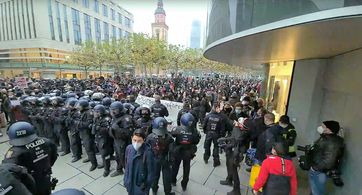 Bei den Demonstrationen in Frankfurt M. am 12.12.2020 war ein großes Aufgebot von aggressiven "Antifaschisten" anwesend, die zu 100% auf Seiten von CDU/CSU und SPD standen.