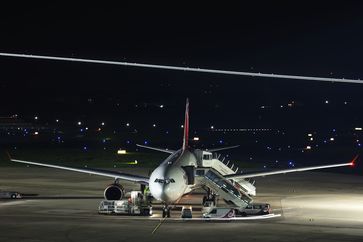 Ein A330 von Air Berlin am Düsseldorfer Flughafen bei einer Nachtlandung