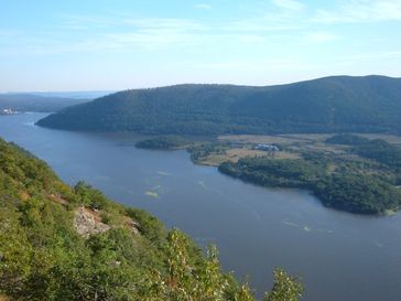 Hudson River vom Camp Smith Trail fotografiert, Seitenweg des Appalachian Trail, Blickrichtung Süd, ca. 70 km von New York City