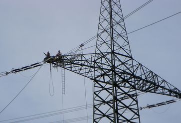 Arbeiten auf einem Mast bei Kaprun, Österreich (Symbolbild)
