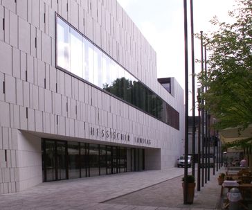 Fassade des Hessischen Landtags in der Grabenstraße mit neuem Eingang nach langjährigem Umbau - architektonischer Kontrast auf der Rückseite des alten nassauischen Stadtschlosses in Wiesbaden (Ansicht Grabenstraße/Bäckerbrunnen)